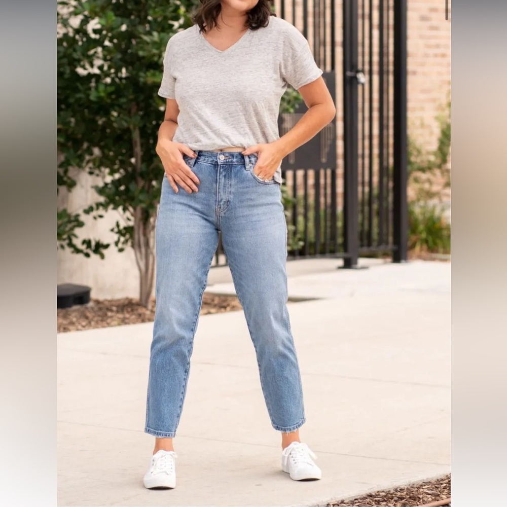 KanCan Medium Stone Wash High Rise Straight Leg
Denim Cropped Jean Size 32